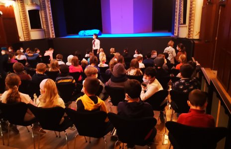 Theaterbesuch der dritten Klassen