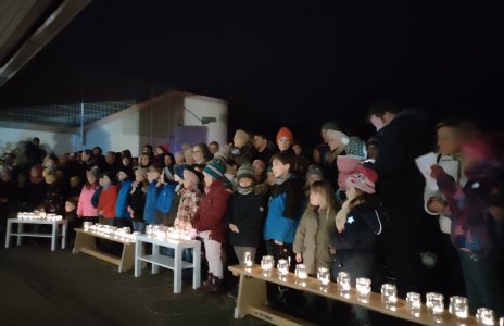 Eröffnung des Adventsfensters an der Kurpfalz-Grundschule Schriesheim im Rahmen des Lebendigen Adventskalenders