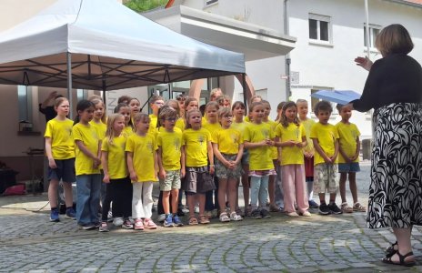 10.05.2026 Auftritt des Schulchors beim Lindenbaumfest