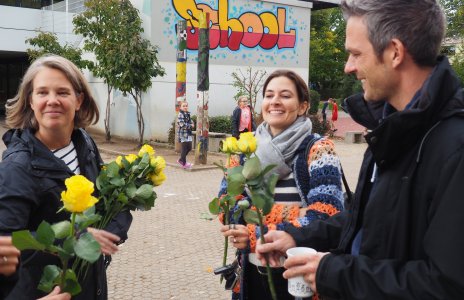 Förderverein beschenkt Kollegium mit Rosen zum Weltlehrertag 2017